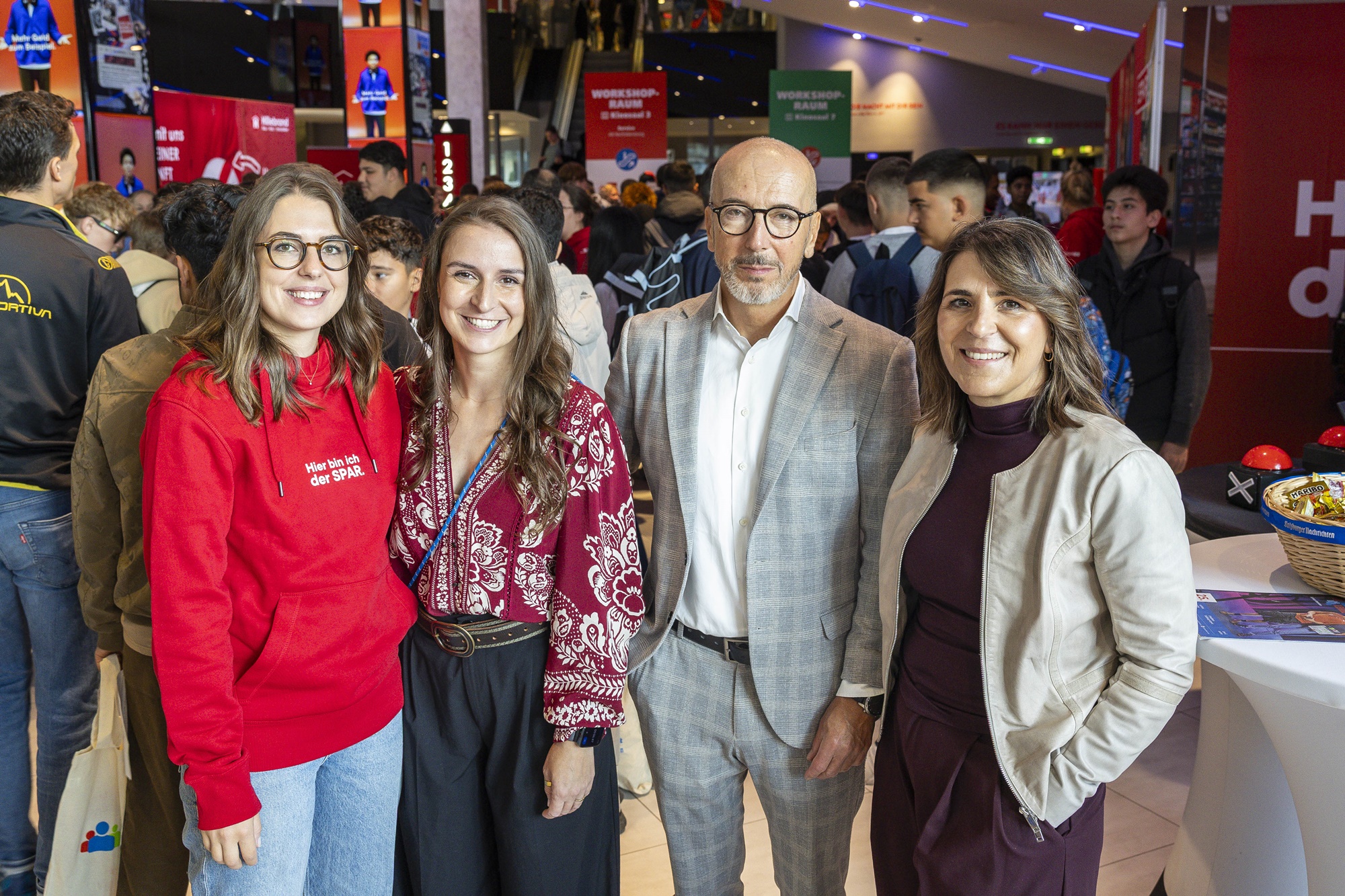 Magdalena Kranz, Lehrlingsverantwortliche national SPAR, Dorine Bärenthaler, Eventmarketing SN, Martin Hagenstein, GF SN, Martina Plaschke, Bereichsleiterin Lehre WKS, Karriereforum Cineplexx Salzburg Airport, 25.9.2025 Foto: wildbild Herbert Rohrer