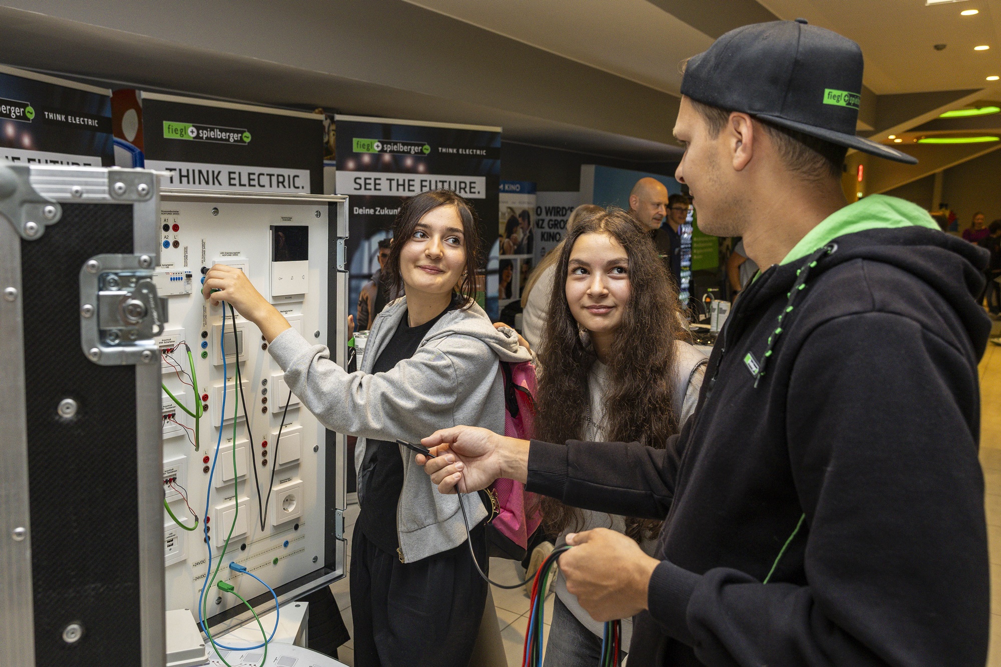 Medine Erdogan, Irem Cicek, Christoph Pojr, Karriereforum Cineplexx Salzburg Airport, 25.9.2025 Foto: wildbild Herbert Rohrer
