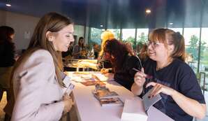 New Adult Booktalk, Salzburger Nachrichten, 20250918,  (c) wildbild